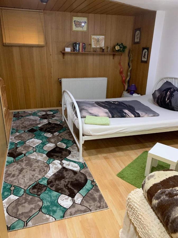 Schoenes Doppelbettzimmer Im Untergeschoss Inkl Parkplatz Nach Verfuegbarkeit Essen Exterior foto